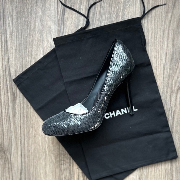 Chanel Black Sequin Sparkle CC Pumps | 38 - Picture 13 of 16